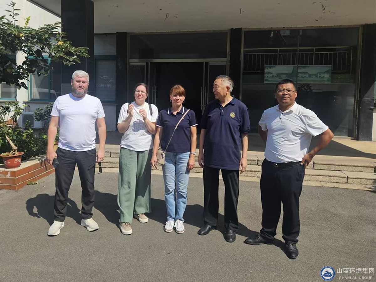 俄罗斯与公司领导在山蓝生产基地合影.jpg 俄罗斯与公司领导在山蓝生产基地合影.jpg